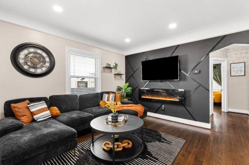 Relaxing~ Hot Tub ~ Hideout with Home theatre & arcade games! in Ferndale, USA