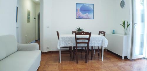 Two-Bedroom House image 4