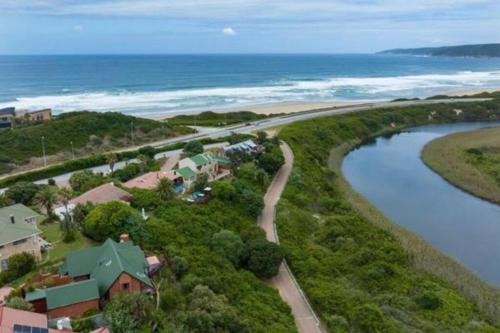 Wilderness deckhouse. views!/sun/sea/river/kayaks