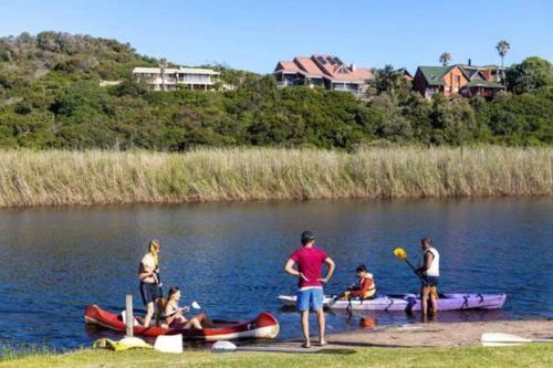 Wilderness deckhouse. views!/sun/sea/river/kayaks