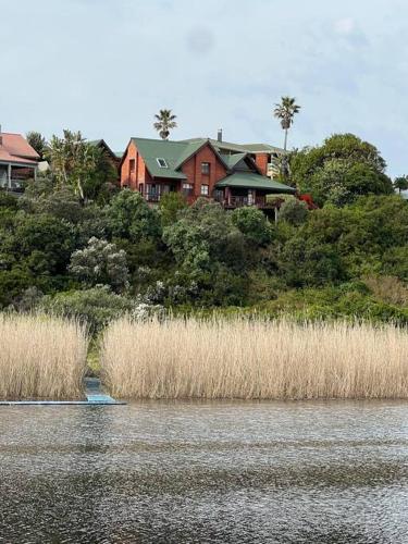 Wilderness deckhouse. views!/sun/sea/river/kayaks