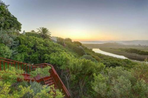 Wilderness deckhouse. views!/sun/sea/river/kayaks