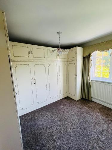 Unwind in comfort at cosy Caradus your 8 bed Home Sweet Home! in Birmingham