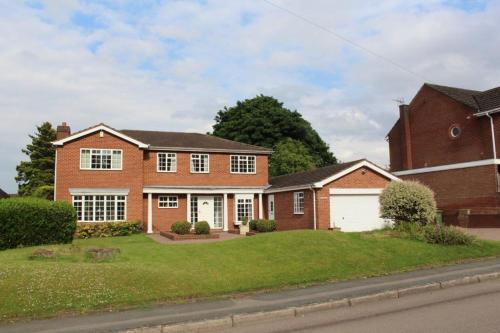 Unwind in comfort at cosy Caradus your 8 bed Home Sweet Home! in Birmingham