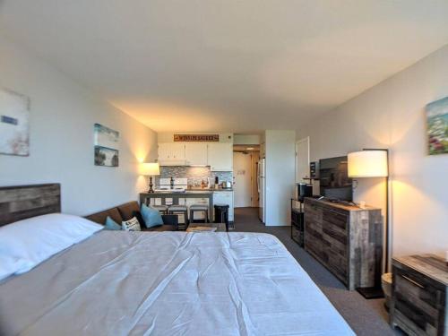 Cute Cedar Lodge Studio with Balcony & Lake Views! in Laconia, Vereinigte Staaten von Amerika