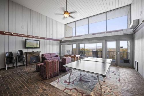 Cute Cedar Lodge Studio with Balcony & Lake Views!