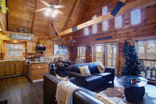 Great Views-4 bedrms-hot tub-Wi-Fi-BBQ in Sevierville, USA