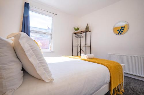 STAYZED E - NG7 Free WiFi, Parking, Stylish House Near City Centre - Great For Tourists, Families, Contractors & Long Stays