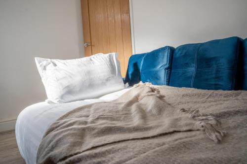 STAYZED E - NG7 Free WiFi, Parking, Stylish House Near City Centre - Great For Tourists, Families, Contractors & Long Stays