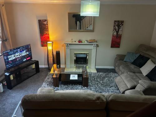 Közös társalgó / TV, Brades Rise House - 3 bedroom house with 2 toilets with a private garden in Oldbury