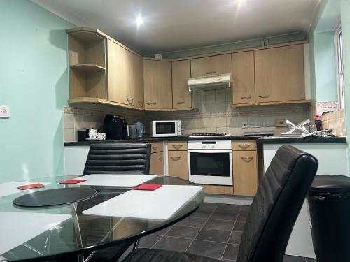 Létesítmények, Brades Rise House - 3 bedroom house with 2 toilets with a private garden in Oldbury