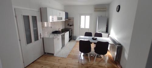 廚房, Apartmani Kačara (Apartmani Kacara) in 斯雷姆斯基卡爾洛夫奇
