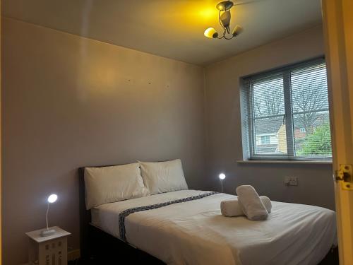 Brades Rise House - 3 bedroom house with 2 toilets with a private garden