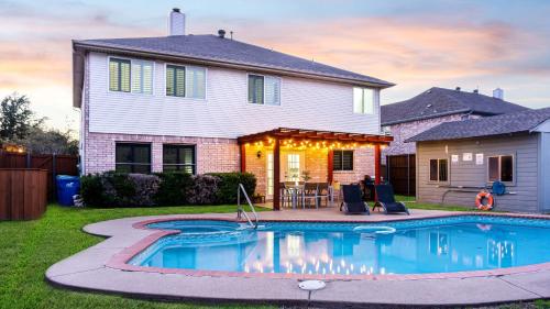 Pool and Firepit Getaway Home - Rowlett