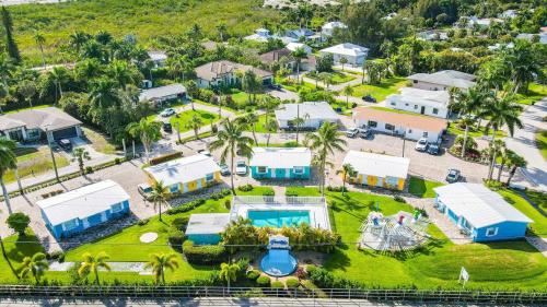 Poolfront Cottage Near Beach with Full Kitchen!, Fort Myers