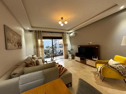 Sunny Apartment with Pool View & Terrace, Casablanca (Foto 7)