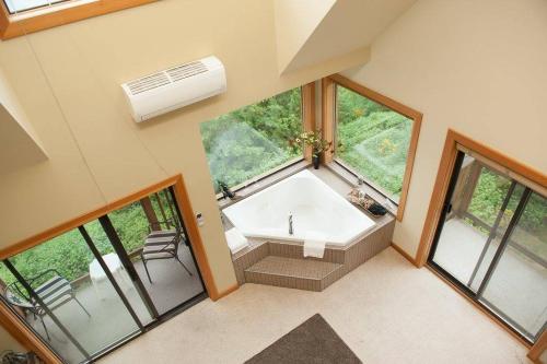 สภาพแวดล้อมโดยรอบ, Moon Water Lodge in มาลาแฮต บีซี