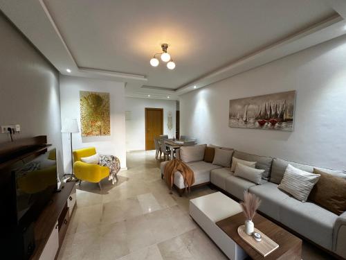Sunny Apartment with Pool View & Terrace, Casablanca (Foto 11)