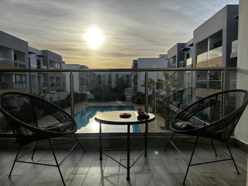 Sunny Apartment with Pool View & Terrace, Casablanca (Foto 8)
