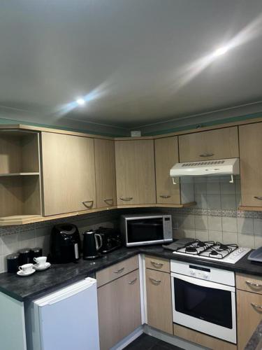 Konyha, Brades Rise House - 3 bedroom house with 2 toilets with a private garden in Oldbury