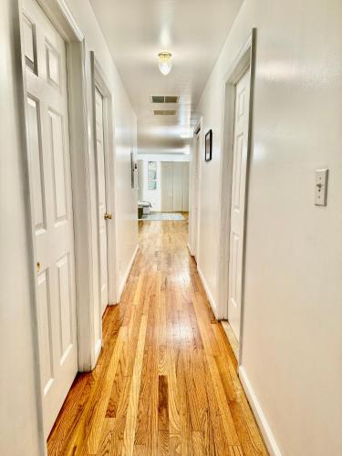 Stylish Evergreen Apartment By Newark Airport