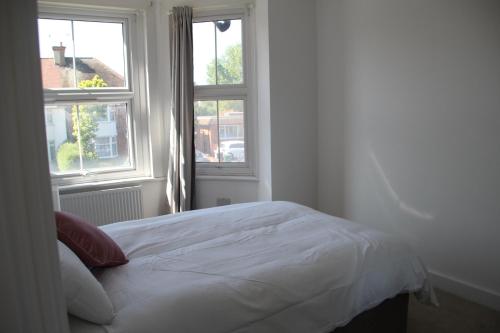 Double Bedroom with Marble private bathroom - Accommodation - Edgware
