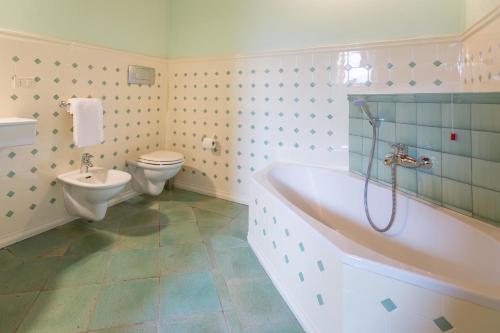 room detail thumbnail 2