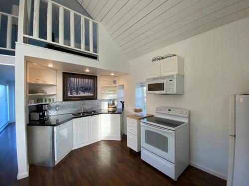 Kitchen, Woodhouse Cottages And Ranch in Prince George (BC)