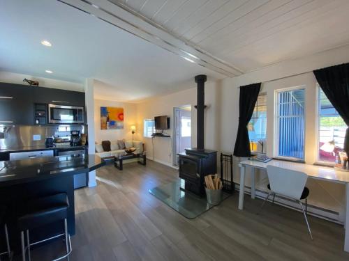 Kitchen, Woodhouse Cottages And Ranch in Prince George (BC)