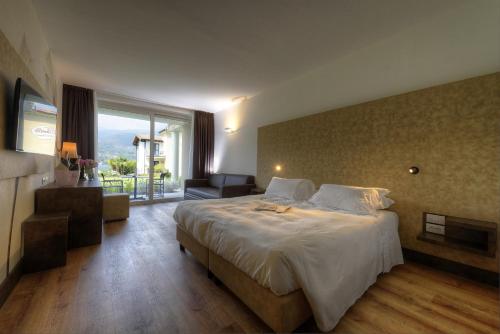 1 queen bed, 1 sofa bed