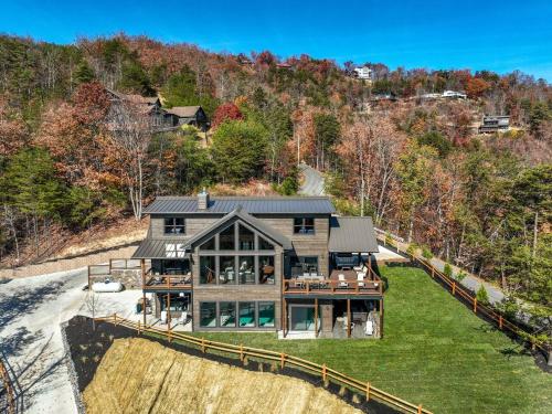 Breathtaking views - Lucys Lookout hot tub and heated pool in Sevierville, USA