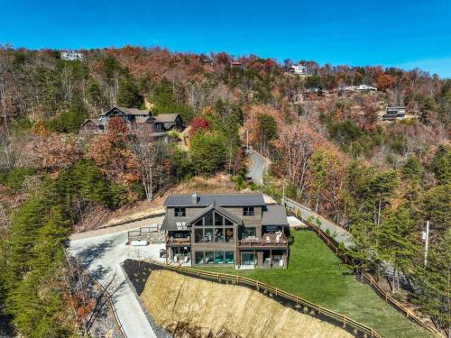 Breathtaking views - Lucys Lookout hot tub and heated pool in Sevierville, USA