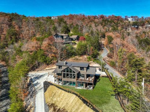 Breathtaking views - Lucys Lookout hot tub and heated pool in Sevierville, USA