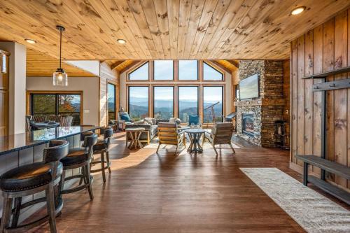 Breathtaking views - Lucys Lookout hot tub and heated pool in Sevierville, USA