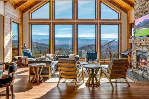 Breathtaking views - Lucys Lookout hot tub and heated pool in Sevierville, USA