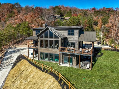 Breathtaking views - Lucys Lookout hot tub and heated pool in Sevierville, USA
