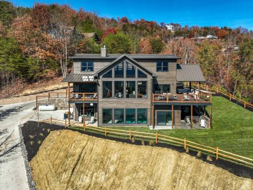 Breathtaking views - Lucys Lookout hot tub and heated pool in Sevierville, USA