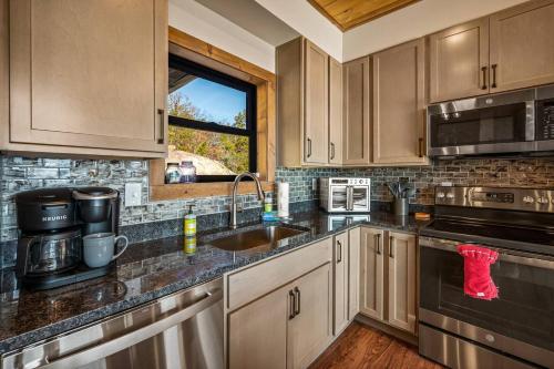 Breathtaking views - Lucys Lookout hot tub and heated pool in Sevierville, USA