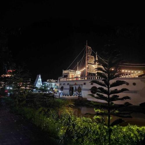 Boat &​ House Resort​