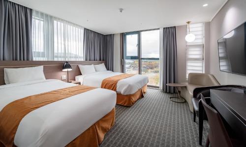 1 double bed, 1 twin bed