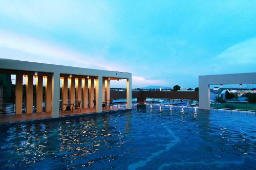 Swimming pool, The Contrast i Hotel in Rayong