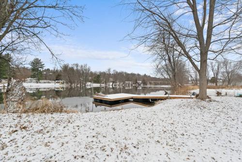 Affordable Lakeside Retreat for Groups