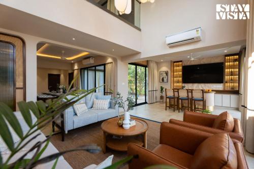Sunlit Splendour by StayVista near Nagaon beach boasting an Outdoor pool and Modern chic interiors, Alibag (zdjęcie 4)