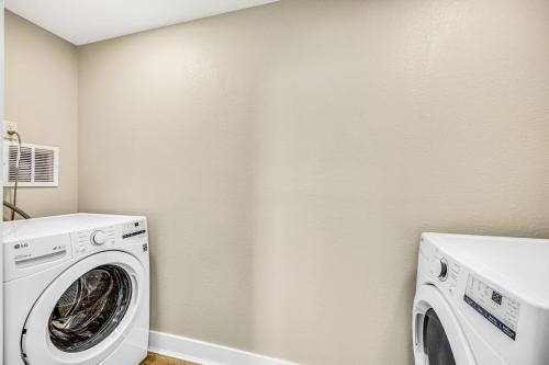 New! Mountain Views, Walk to Eat or Shop, Garage, 3BR in Woodland Park, USA