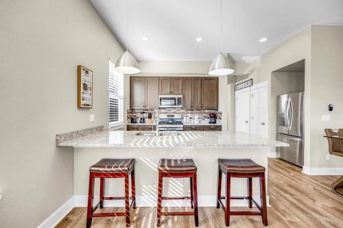 New! Mountain Views, Walk to Eat or Shop, Garage, 3BR in Woodland Park, USA