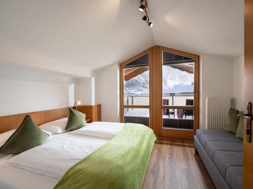 Apartment with Mountain View