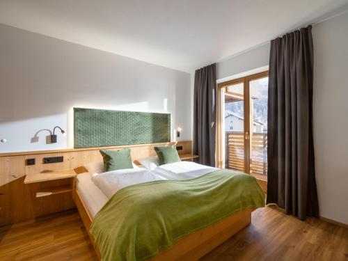 Apartment with Mountain View