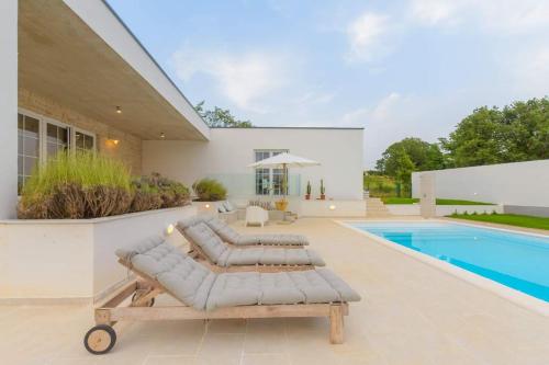ทัศนียภาพ, Villa Sunrise in เนเดสชีนา