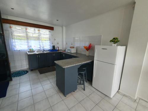 Cosy 2 bedroom unit with pool,Wifi photo 2