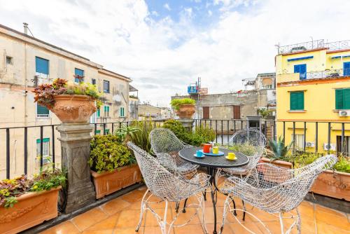 Santa Chiara Charming House with Terrace at Historical Center, Neapel